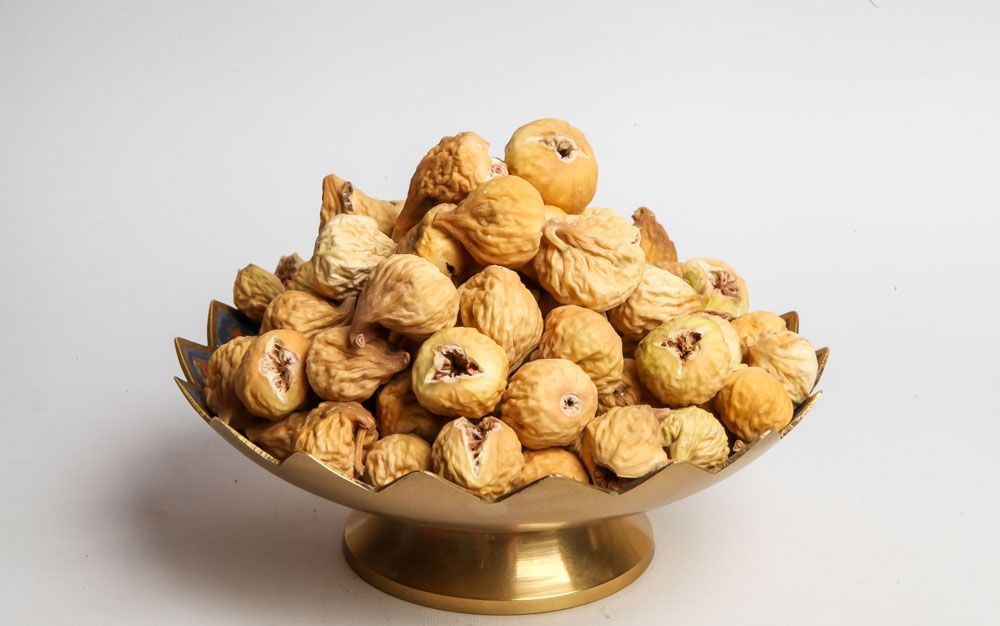 انجیر، چه به صورت تازه و چه خشک، دارای طبع گرم و تر است. این ویژگی باعث میشود که برای افراد با مزاج سرد و خشک بسیار مفید باشد. اما افراد گرممزاج بهتر است در مصرف آن اعتدال داشته باشند یا از مصلحهای مناسب استفاده کنند.مصلحهای انجیر شامل مواد غذایی و نوشیدنیهایی هستند که اثرات طبع گرم و تر انجیر را تعدیل میکنند. برخی از مصلحهای رایج عبارتند از: - سکنجبین: با خاصیت خنککنندگی، گرمی انجیر را کاهش میدهد. - شربت ریواس و شربت آویشن: این شربتها نیز به تعدیل طبع انجیر کمک میکنند. - بادام درختی و گردو: مصرف انجیر همراه با این مغزها، خواص آن را بهبود میبخشد.