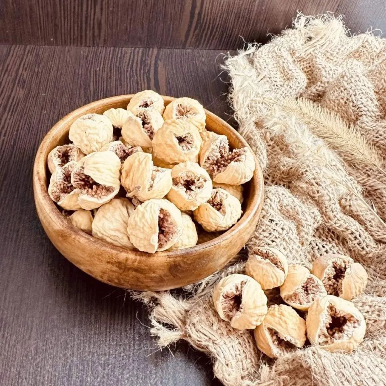 انجیر خشک استهبان سوپر صادراتی یکی از مرغوب‌ترین و باکیفیت‌ترین انواع انجیر خشک است که به دلیل اندازه بزرگ، رنگ روشن و طعم عالی، در بازارهای جهانی بسیار محبوب است. این نوع انجیر معمولاً با درجه‌بندی‌هایی مانند AAA یا سوپر پرک عرضه می‌شود و به دلیل ظاهر زیبا و کیفیت بالا، در دسته محصولات لوکس قرار می‌گیرد. انجیر سوپر صادراتی استهبان به دلیل خواص بی‌نظیر و ارزش غذایی بالا، در کشورهای مختلف تقاضای زیادی دارد. از ویژگی‌های برجسته این محصول می‌توان به رنگ زرد و سفید، گوشتی بودن، و دهانه شکفته یا خندان اشاره کرد که آن را برای صادرات ایده‌آل می‌کند.