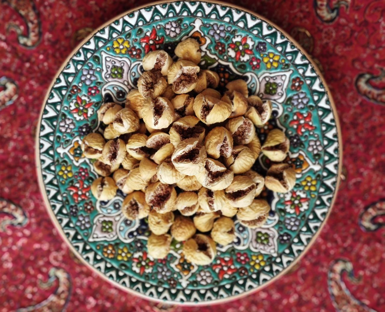 انجیر صد یک و پرک استهبان، گوهری از دل باغهای ایران است که بهصورت طبیعی و بدون استفاده از مواد شیمیایی تولید میشود. این انجیرها با طعم شیرین و دلنشین خود و ارزش غذایی فراوان، جایگاهی ویژه در میان محصولات کشاورزی دارند. انجیر صد یک پرک، با شکوهی از زیبایی و ظرافت، به دلیل دهان باز و ظاهر جذابش شناخته میشود. در عین حال، انجیرهای دهان باز، با شیرینی بیشتر و خواص بینظیر خود، دل هر عاشق طعمهای طبیعی را میربایند.