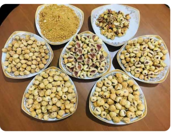 در دنیای طعمها و سلامت، انجیر خشک یکی از ارزشمندترین خوراکیهای طبیعی است. این میوه خوشمزه و مغذی، با تنوعی از طعمها و بافتها، گزینهای عالی برای علاقهمندان به تغذیه سالم و طبیعی محسوب میشود. از انجیر خشک ممتاز گرفته تا گونههای متنوع با رنگ و شکلهای متفاوت، هر کدام داستانی از کیفیت و اصالت را روایت میکنند. این مجموعه از انجیرهای خشک نه تنها طعمی دلچسب دارد، بلکه به دلیل خواص فراوان، جایگاه ویژهای در رژیم غذایی روزانه دارد. منبعی غنی از فیبر، ویتامینها و مواد معدنی که برای سلامت بدن ضروری هستند. 🍂 اگر به دنبال انجیر خشک باکیفیت و دستچینشده هستید، اینجا همان جایی است که اصالت و طعم به هم میرسند!