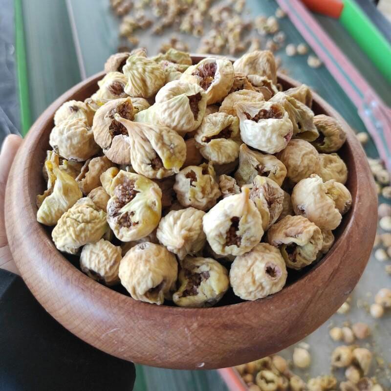 انجیر خشک گنجشک خورده یکی از انواع انجیر خشک است که به دلیل تغذیه پرندگان، به‌ویژه گنجشک‌ها، دارای آثار خوردگی روی سطح خود است. این نوع انجیر معمولاً از نظر کیفیت تغییری نمی‌کند و همچنان طعم شیرین و خوشمزه‌ای دارد، اما به دلیل ظاهر خاص خود، قیمت پایین‌تری نسبت به سایر انواع انجیر خشک دارد. این انجیر‌ها معمولاً در مناطق تولید انجیر مانند استهبان یافت می‌شوند و به دلیل ارگانیک بودن و عدم استفاده از سموم، مورد توجه مصرف‌کنندگان قرار گرفته‌اند . برخی افراد این نوع انجیر را به دلیل طبیعی بودن و عدم دخالت انسانی در فرآیند خشک شدن، ترجیح می‌دهند.
